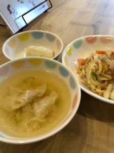 焼きうどん、わんたんとセロリのスープ、バナナ